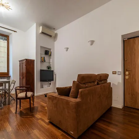 A Stone's Throw From The Colosseum! Апартаменты Рим