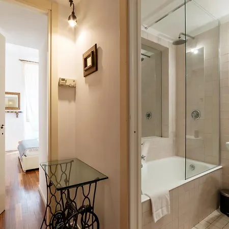 A Stone's Throw From The Colosseum! Apartamento Roma